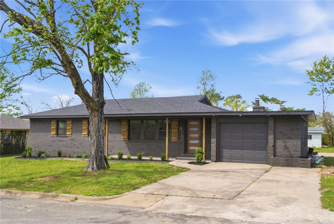 Property Photo: 916 S 13th Place AR 72758