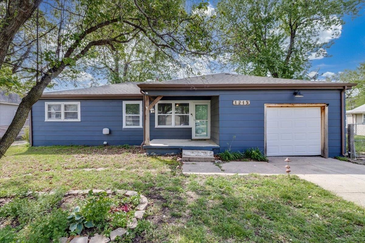 Property Photo:  1215 N Logan St  KS 67114-2343 