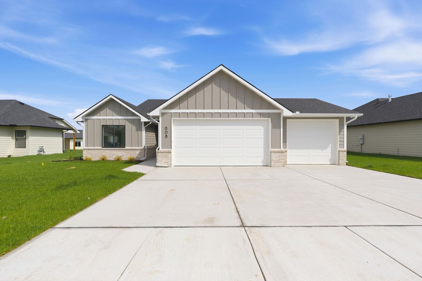 Property Photo:  608 E Elmwood St  KS 67147-1124 