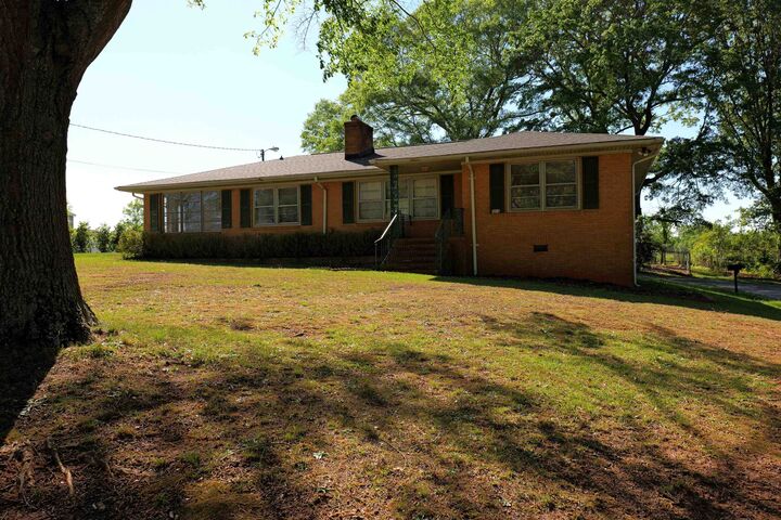 Property Photo:  303 Inman Road  SC 29365-1411 