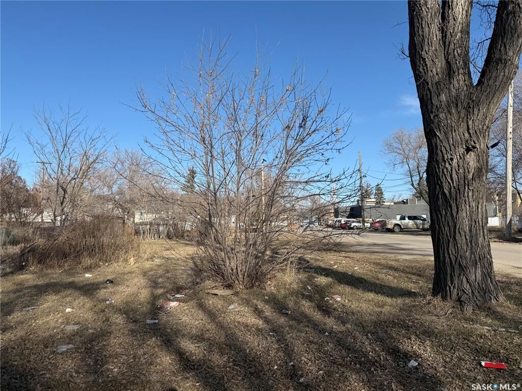 Property Photo:  1455 Edward Street  SK S4T 4M9 