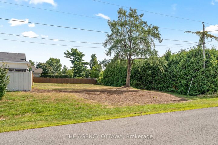 Property Photo:  9 Doris Avenue  ON K1T 3W8 