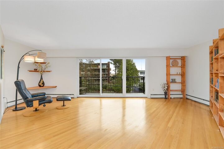 Property Photo: 1400 Newport Ave #102 BC V8S 5E9