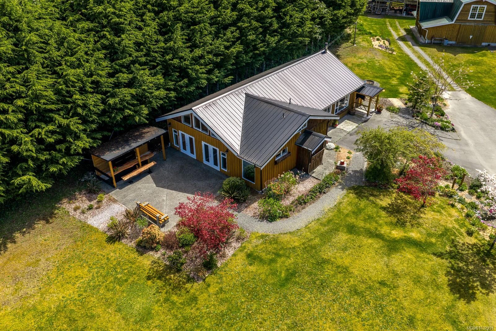 Property Photo:  885 Lanqvist Rd  BC V0N 2R0 