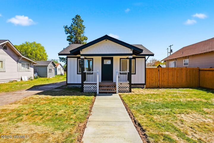 Property Photo:  903 S 11th Ave  WA 98902 