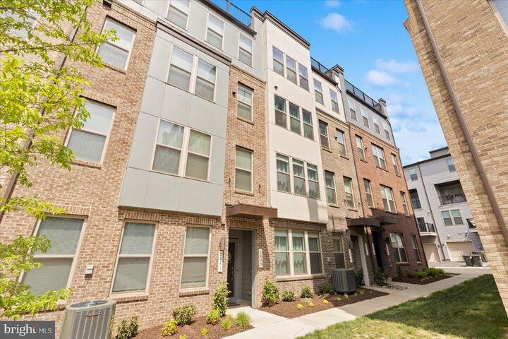 Property Photo:  2437 Silver Line Aly 69A  VA 20171 