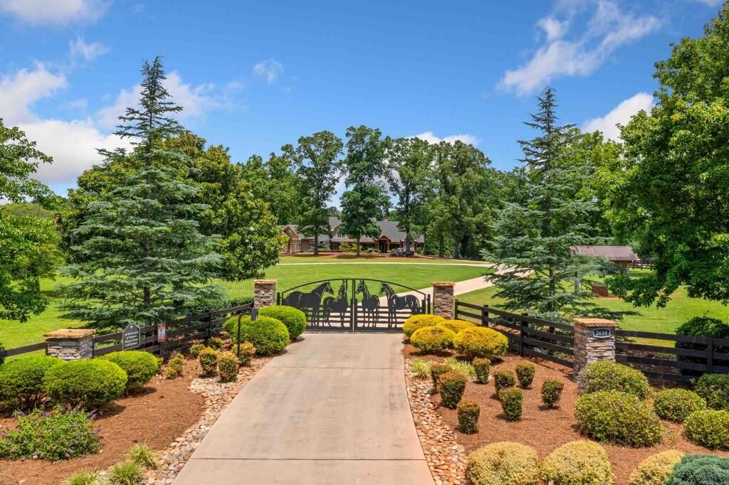 Property Photo:  