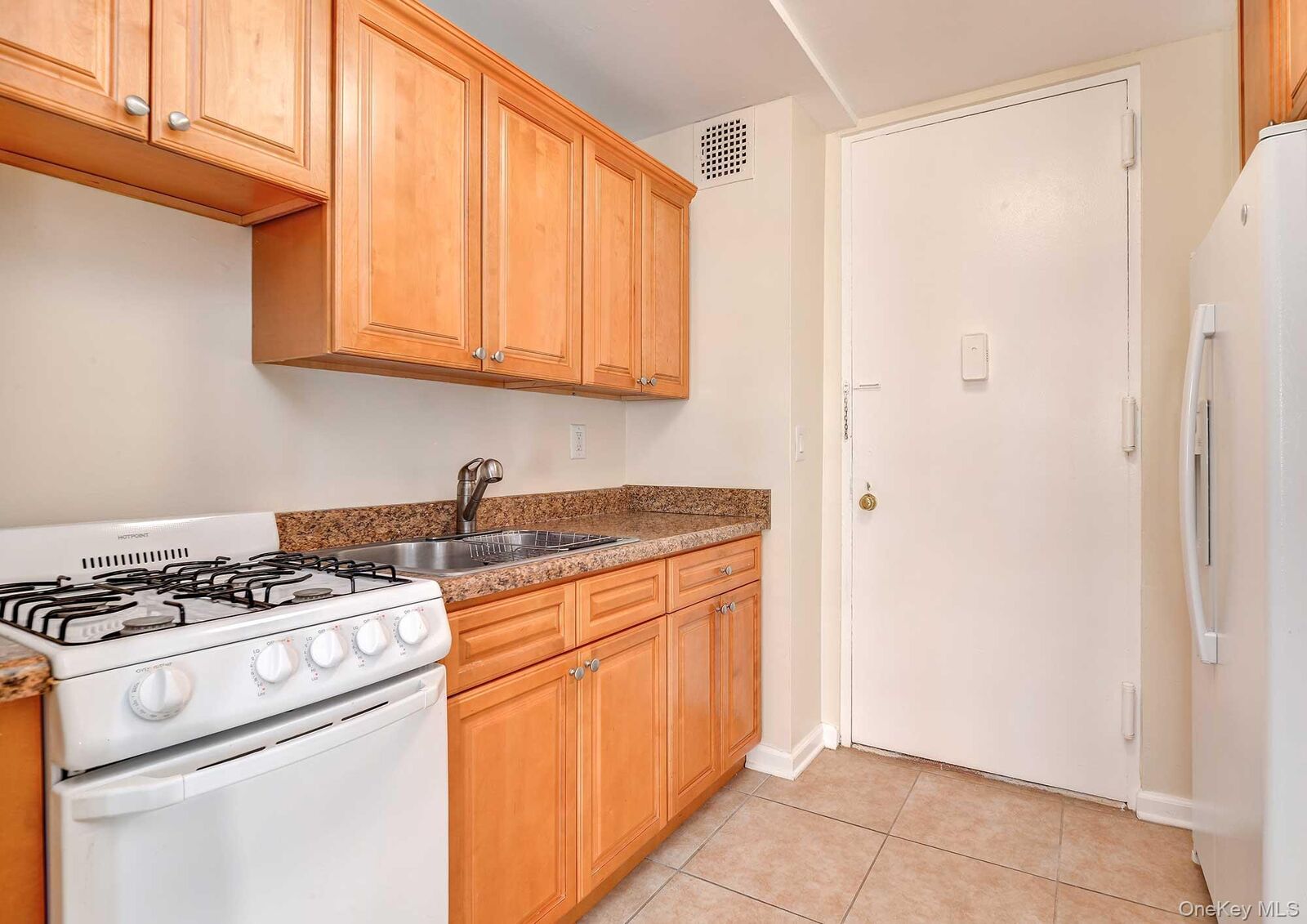 Property Photo:  101 Gedney Street 2N  NY 10960 