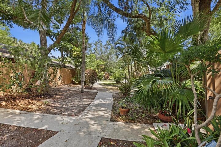 Property Photo:  500 N Jefferson Avenue # 1  FL 34237 