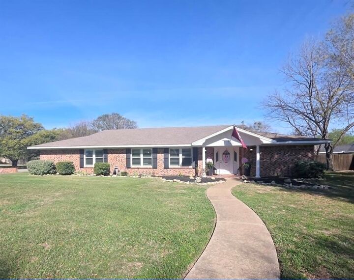 Property Photo:  901 Hillandale Street  TX 76667 