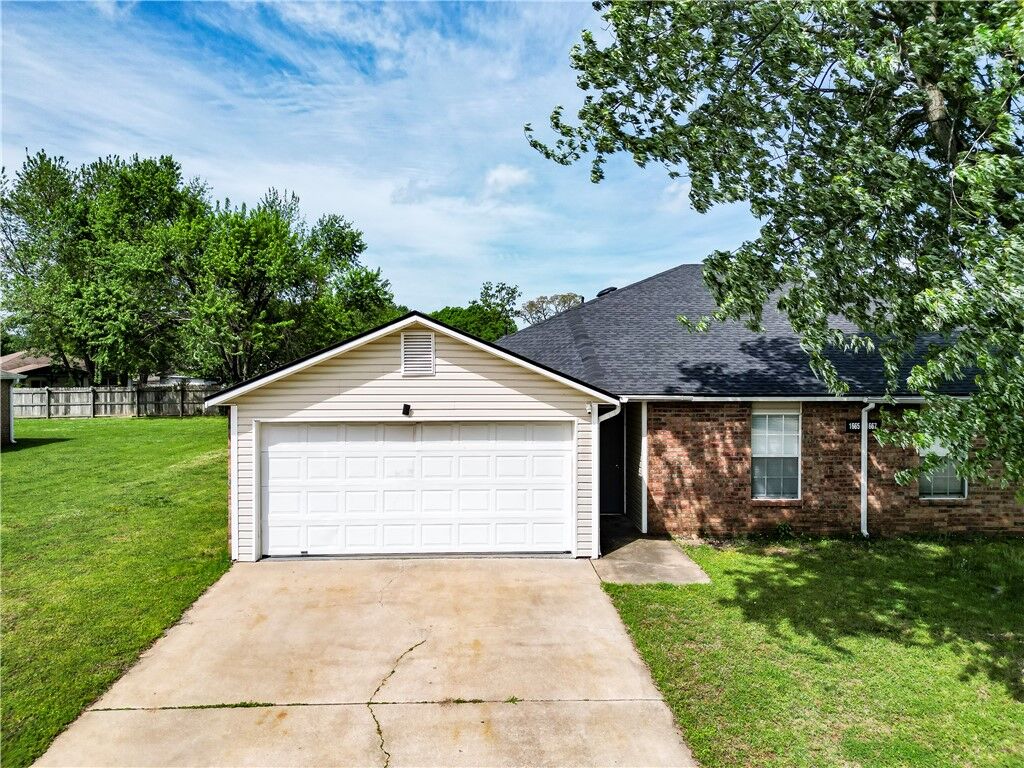Property Photo:  1665 Boxley Avenue  AR 72704 