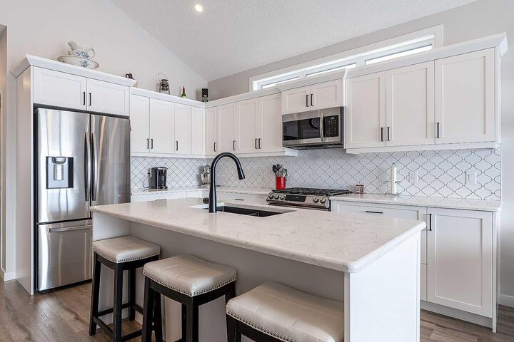 Property Photo:  511 Kingsmere Way SE  AB T4A 0X9 