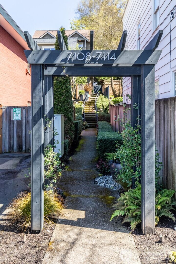 Property Photo:  7114  California Avenue SW F  WA 98136 