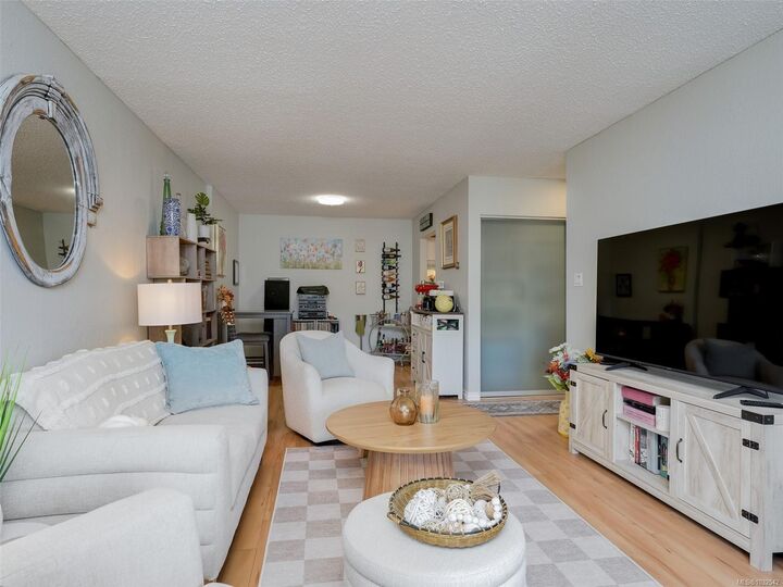 Property Photo: 1537 Morrison St #304 BC V8R 4K1