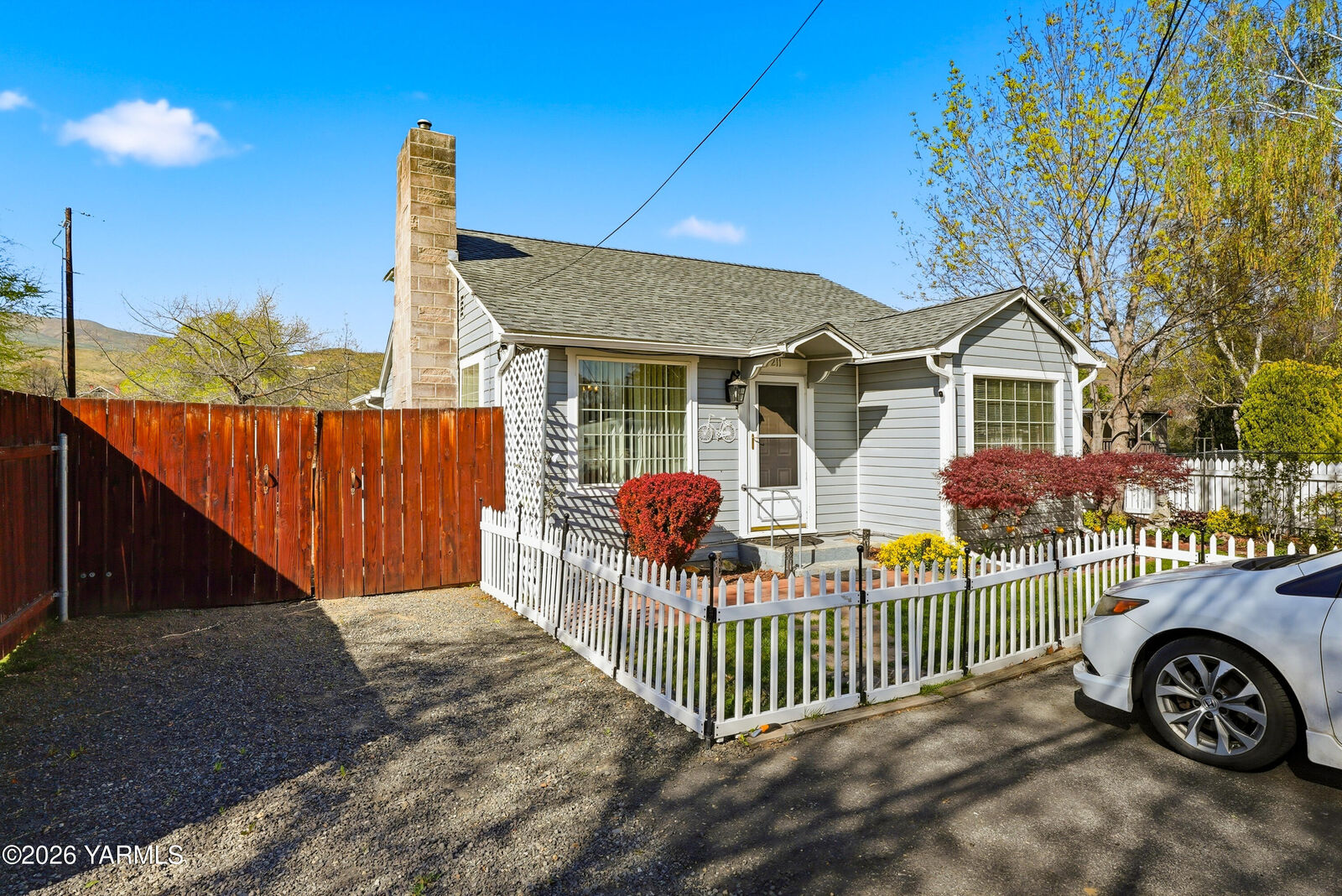 Property Photo:  211 E Second St  WA 98937 