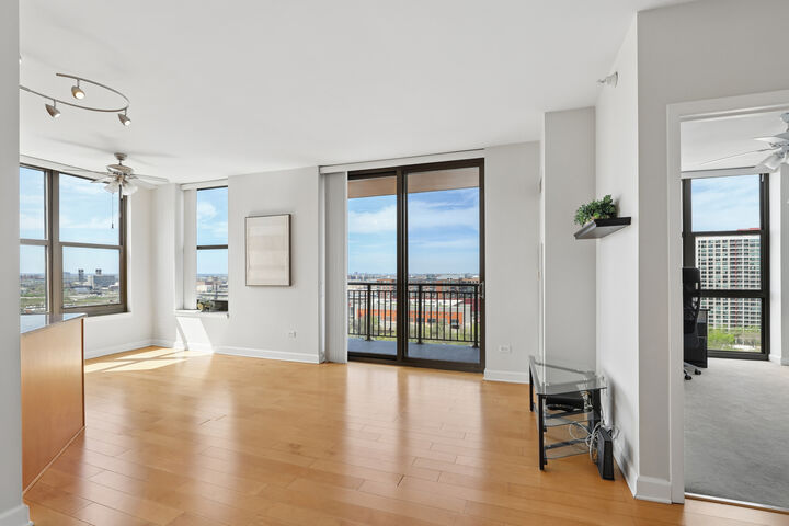 Property Photo:  1101 S State Street 1607  IL 60605 