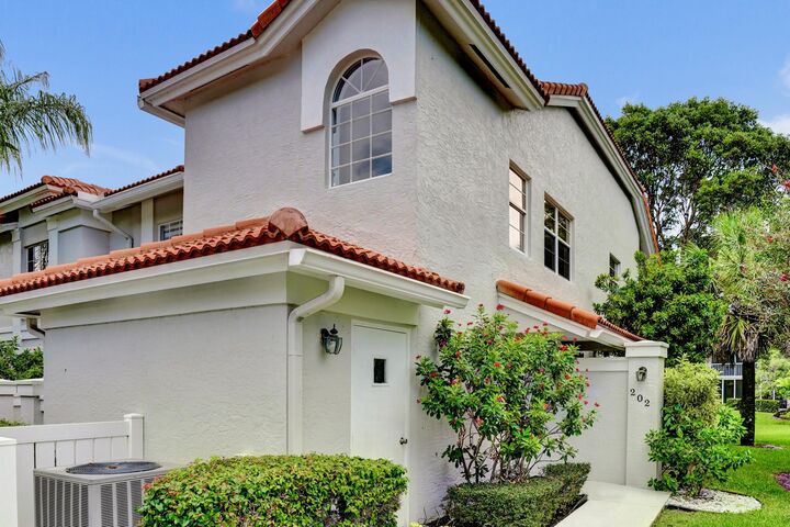 Property Photo: 7669 Springwater Place 202 FL 33437