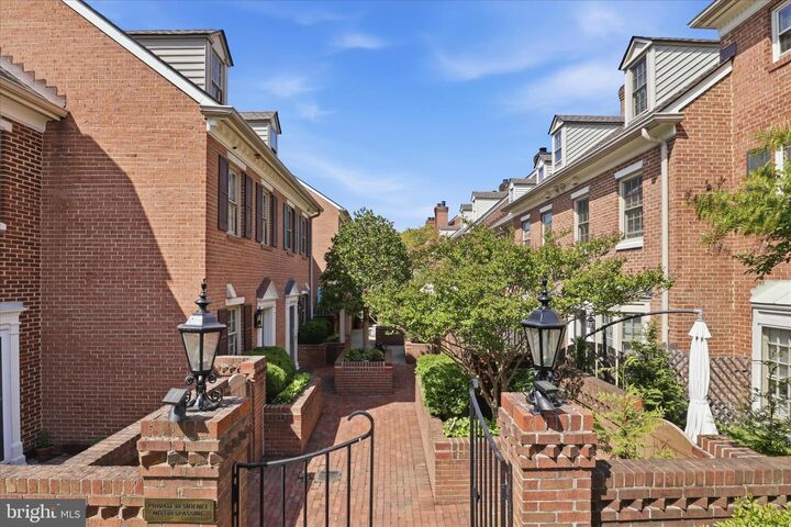 Property Photo:  652 S Columbus Street  VA 22314 