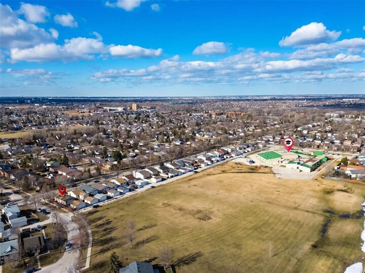 Property Photo: 436 Novavista Drive MB R2N 3V9