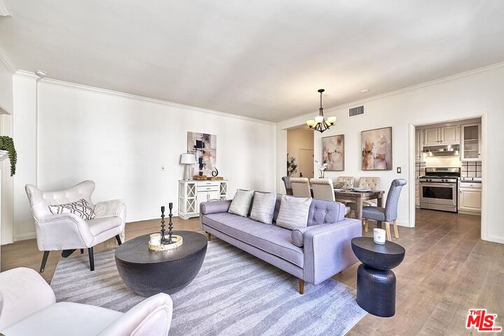 Property Photo:  420 S Barrington Ave  CA 90049 