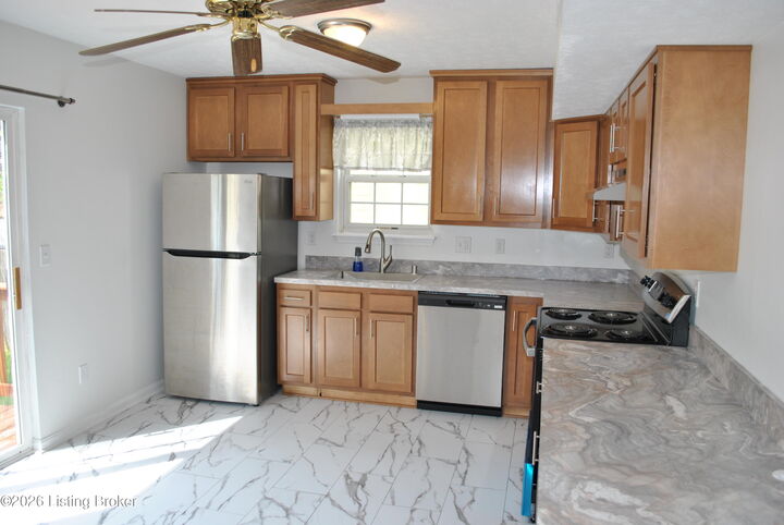 Property Photo:  4118 Hickoryview Dr  KY 40299 