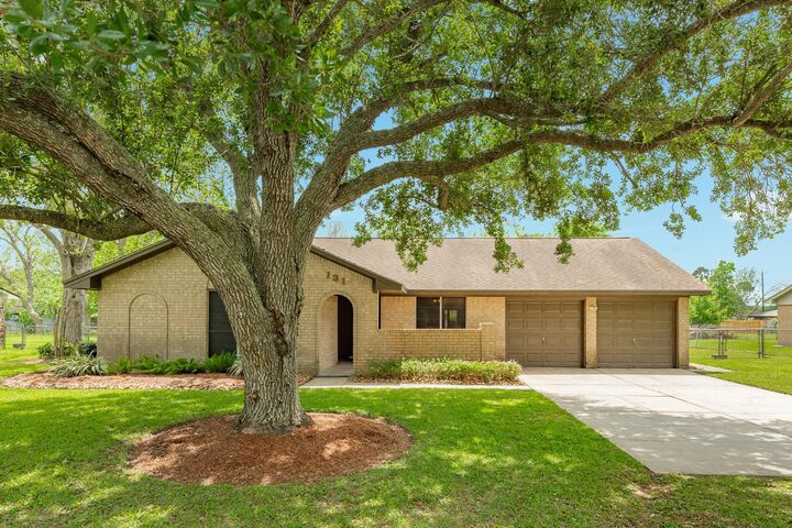 Property Photo: 131 Singleton Street TX 77541