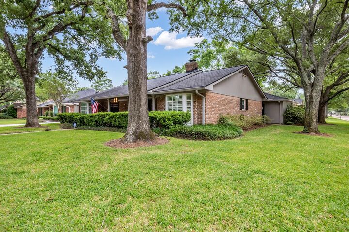 Property Photo: 10051 Meadow Lake Lane TX 77042