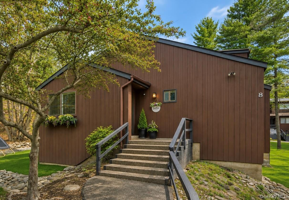 Property Photo:  8 Laurel Court  NY 10930 