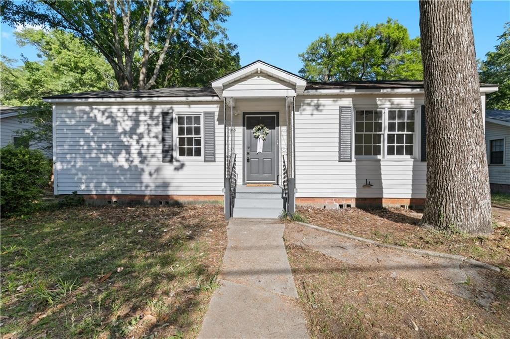 Property Photo: 953 Cloverdale Drive AL 36606