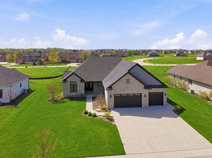 Property Photo: 718 Independence Avenue IL 60178