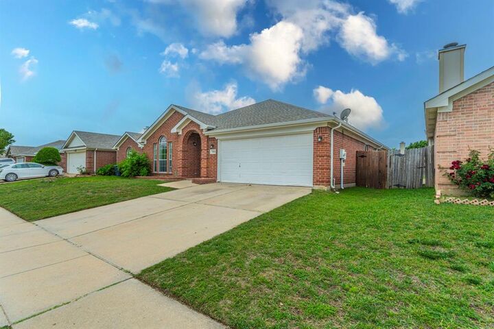 Photo de la propriété:  7404 Grass Valley Trail  TX 76123 