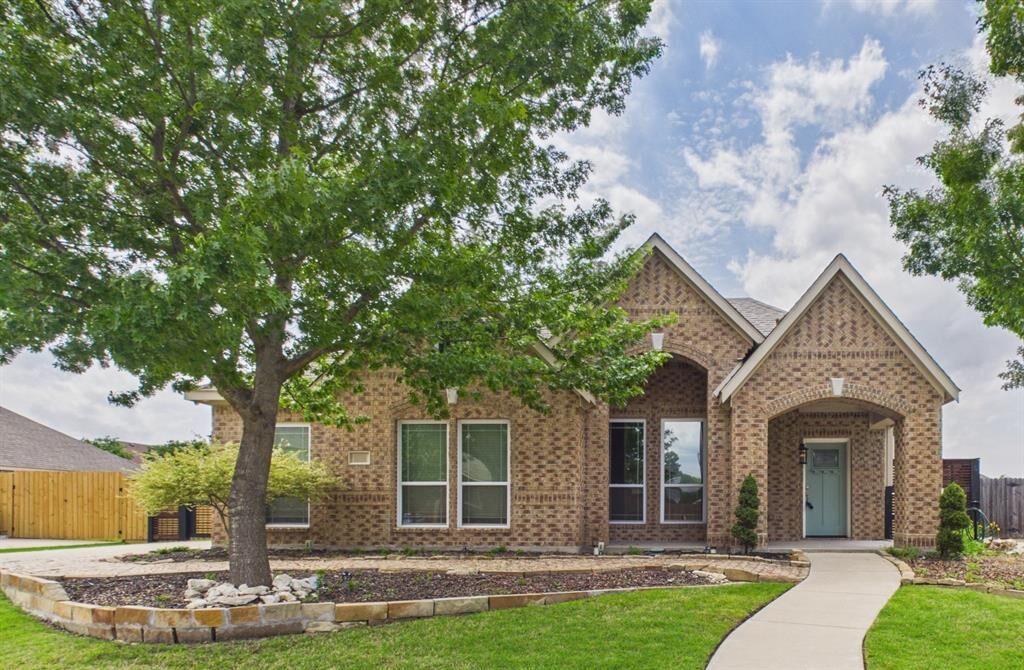 Property Photo:  921 Mill Pond Drive  TX 76065 