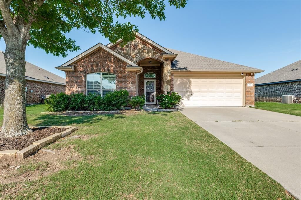 Property Photo:  203 Commonwealth Circle  TX 75165 