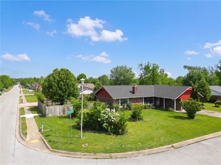 Property Photo: 1725 S 15th Street AR 72758