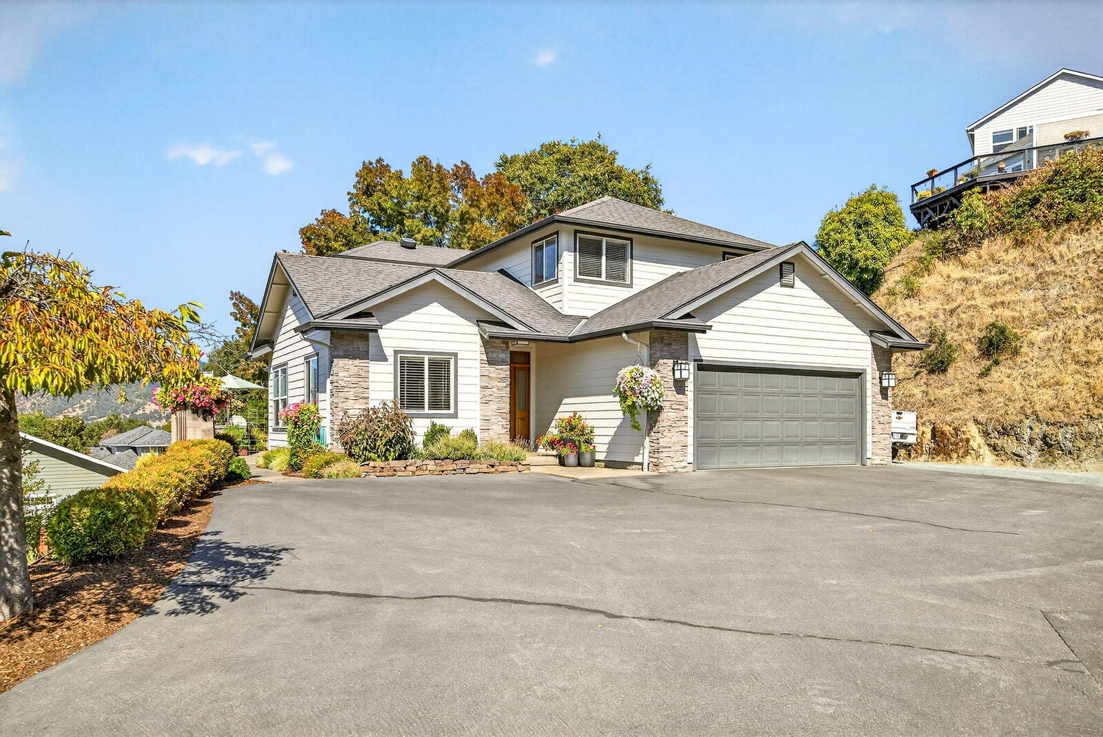 Property Photo:  2315 Robertson Crest  OR 97527 