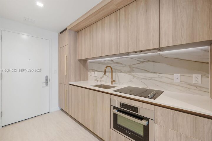 Property Photo:  77 SE 5th St 3205  FL 33131 