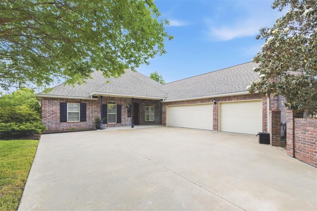 Property Photo: 2733 Rue Calais Drive LA 70605