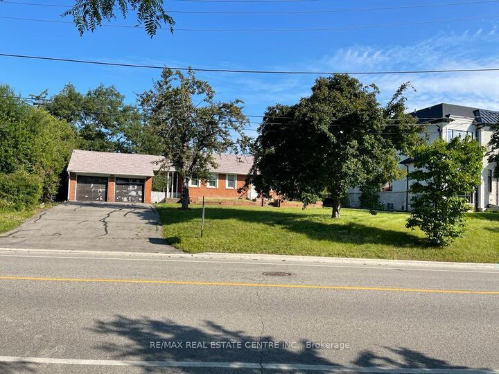 Property Photo: 2431 Thorn Lodge Drive ON L5K 1K8