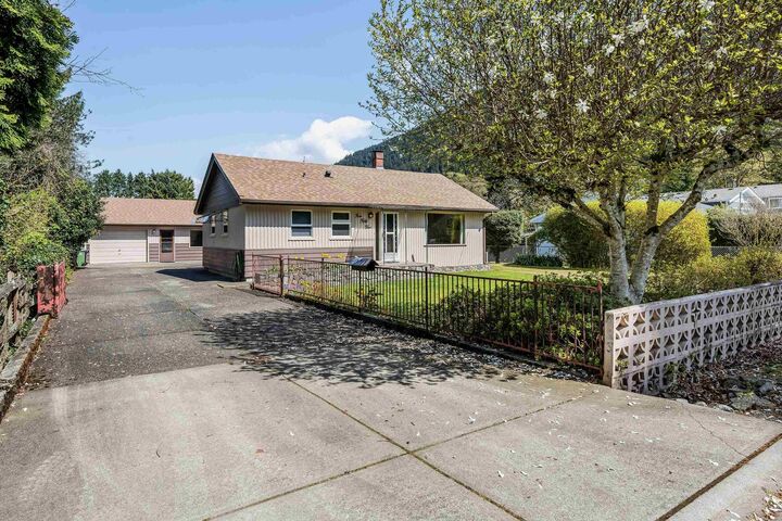455 Pine Avenue — photo 1