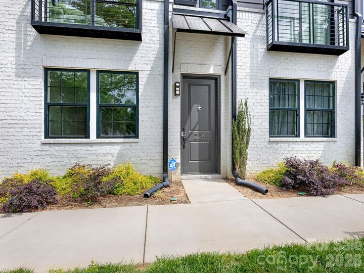 Property Photo:  226 Sutton Park Lane  NC 28211 