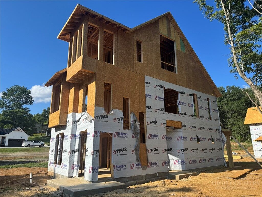 Property Photo:  22 N. Jefferson Avenue  NC 28694 