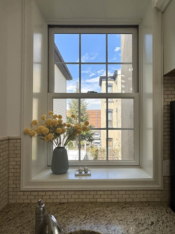 Property Photo:  96 Bowers St 2L  NJ 07307 