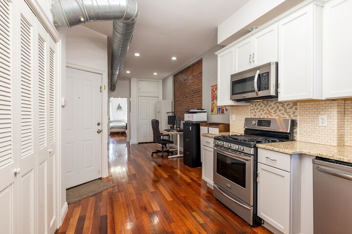 Property Photo:  96 Bowers St 2L  NJ 07307 