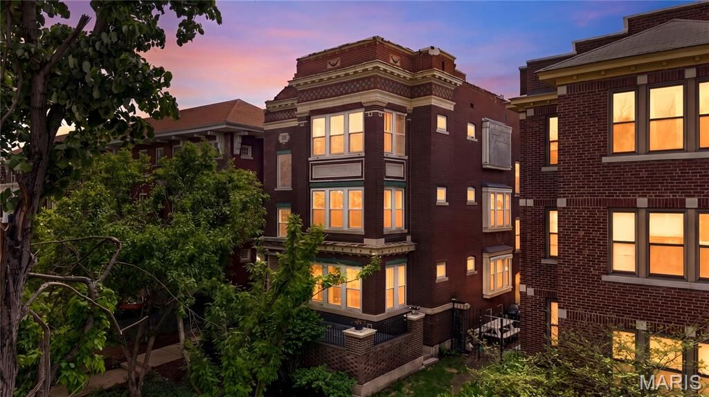 Property Photo:  5572 Waterman Boulevard 1W  MO 63112 