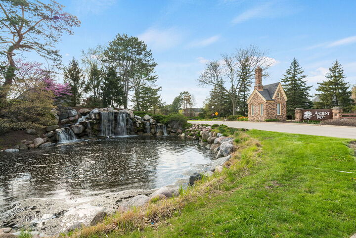 Property Photo:  2 The Court Of Harborside Court 303  IL 60062 