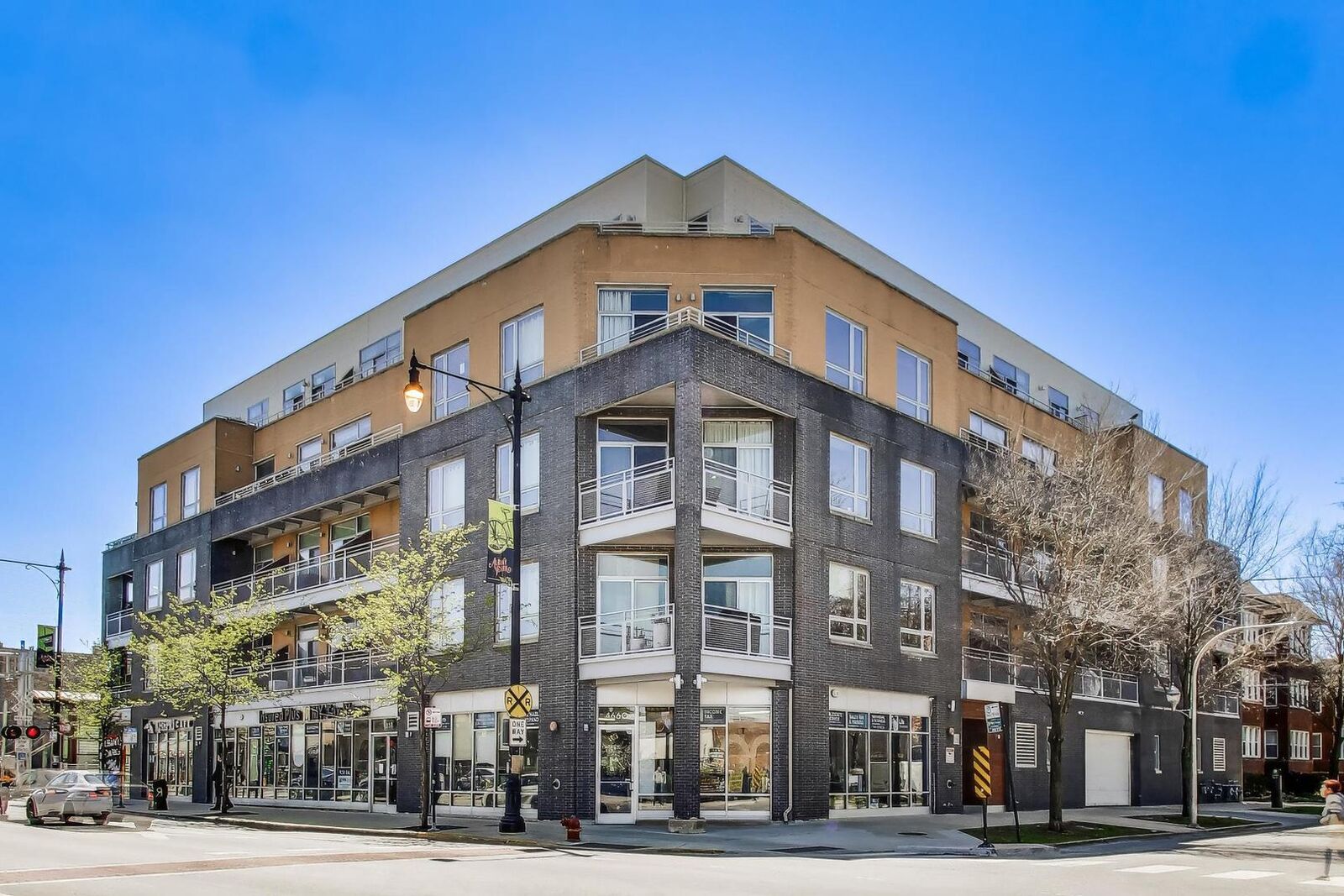 Property Photo:  3201 W Leland Avenue 212  IL 60625 