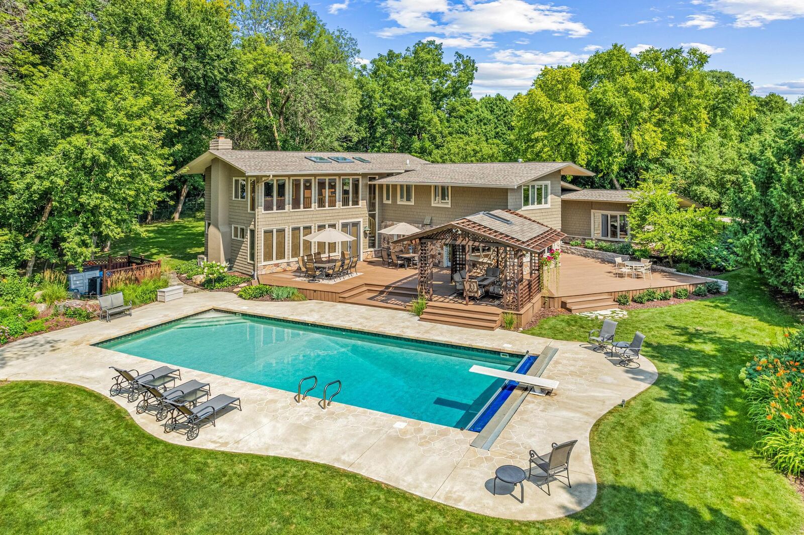 Property Photo:  2150 Crestview Drive  MN 55331 