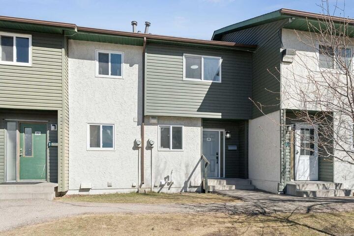 Photo de la propriété:  2511 38 Street NE 94  AB T1Y 4M7 