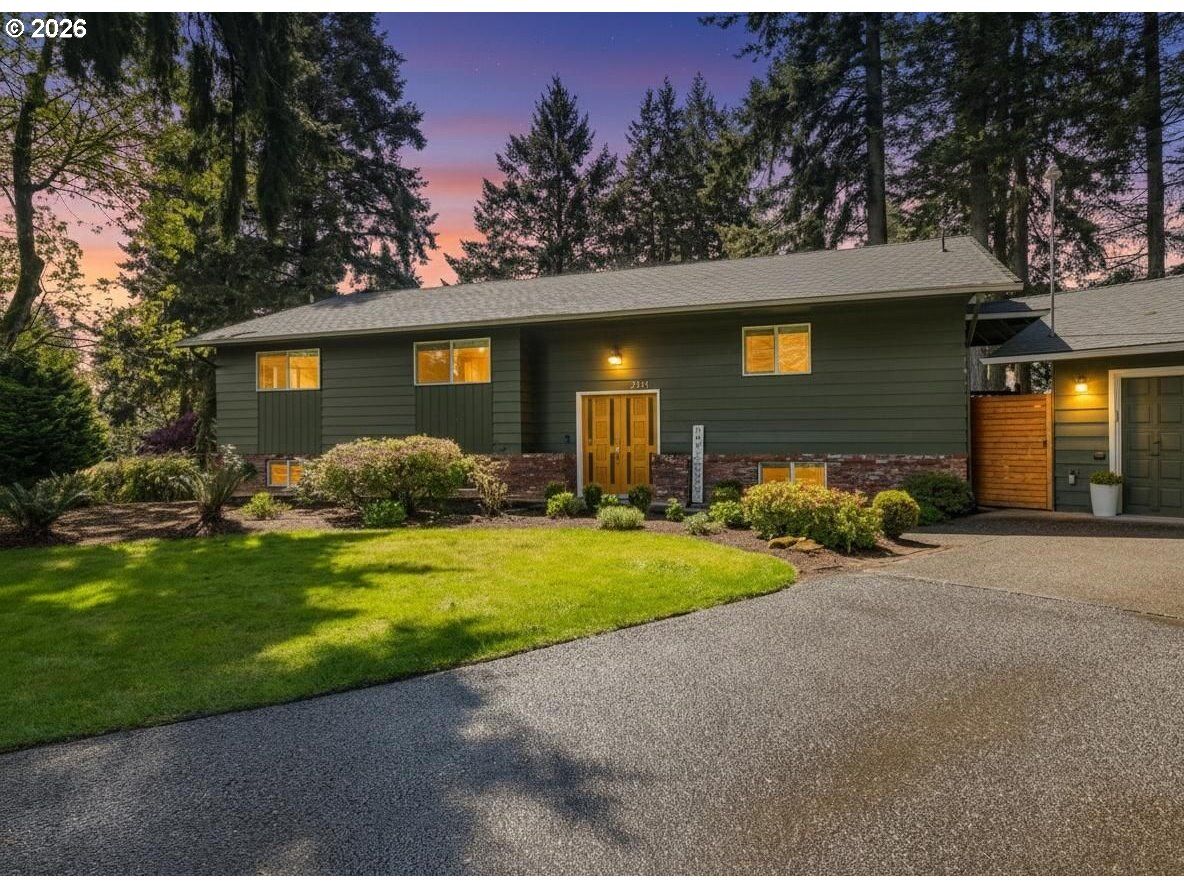 Property Photo: 2414 SE Bella Vista Rd WA 98683