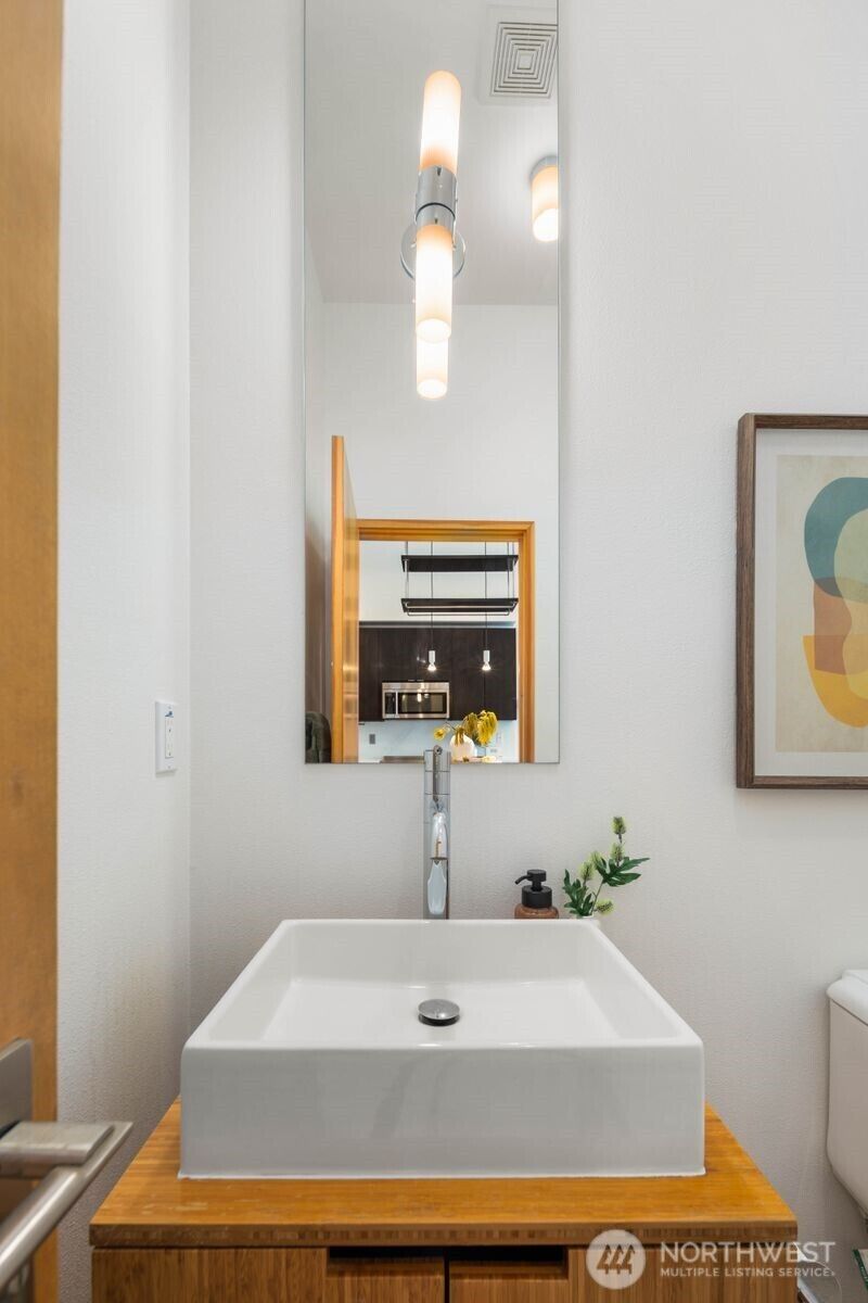 Property Photo:  213  21st Avenue  WA 98122 